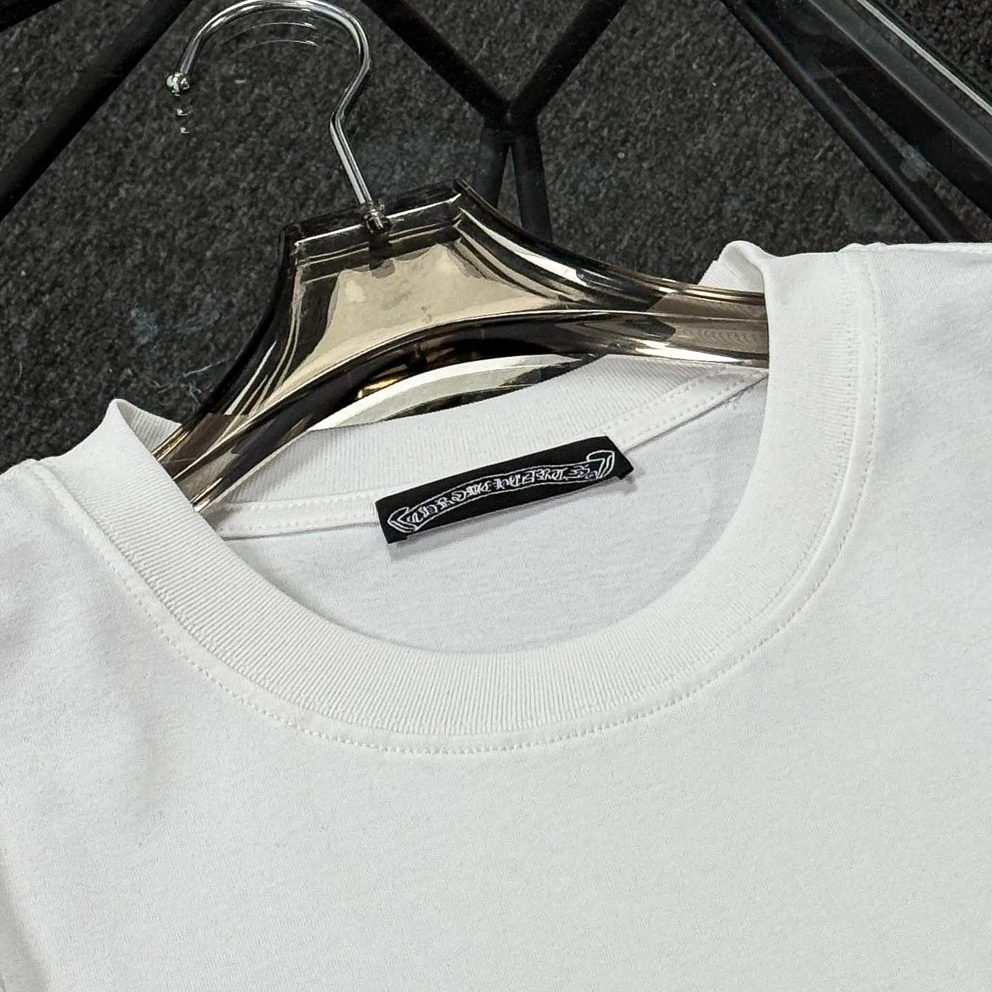 P180 Chrome Hearts Chrome Hearts 25 high-end versions. The fabric is made of 300 grams of high-density pure cotton. It does not deform or shrink. It has three labels. It is the same style for men and women. Technology: suede foaming + digital printing. Color: white, black. SIZE: S-XL.